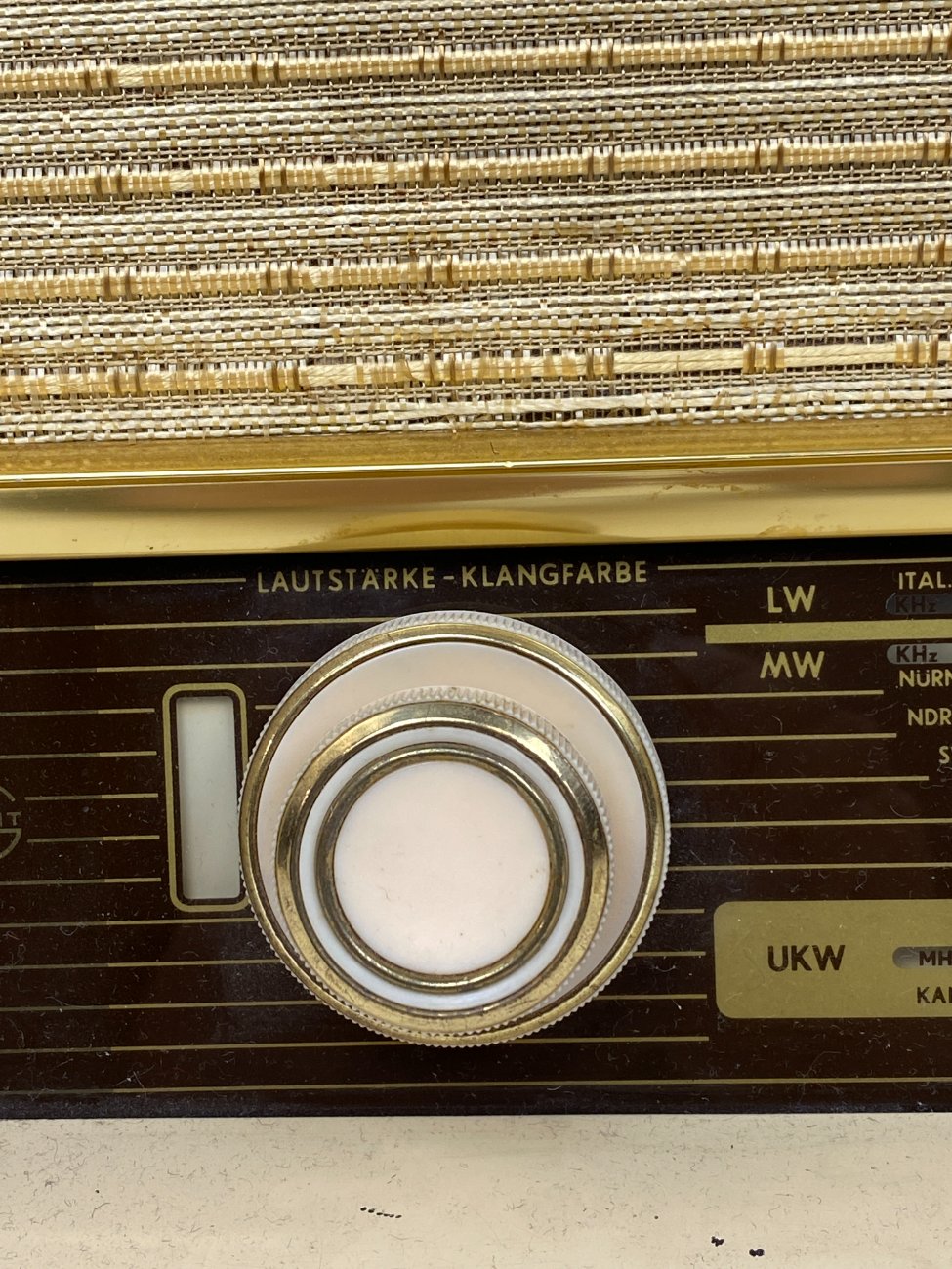HN2240-senoviniai-radijo-aparatai-8 Grundig Type 997/60 lempinis radijo imtuvas 20×52,5×32,5 cm