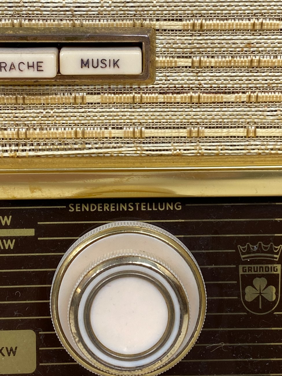 HN2240-senoviniai-radijo-aparatai-9 Grundig Type 997/60 lempinis radijo imtuvas 20×52,5×32,5 cm