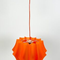 Plastikinis oranžinės spalvos pakabinamas šviestuvas 37x37x72 cm