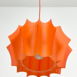 Plastikinis oranžinės spalvos pakabinamas šviestuvas 37x37x72 cm