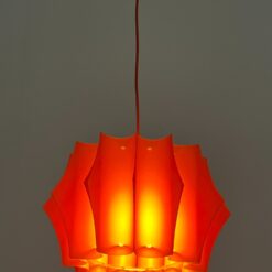 Plastikinis oranžinės spalvos pakabinamas šviestuvas 37x37x72 cm