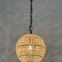 Žalvarinio rėmo pakabinamas šviestuvas su krištolo karoliukais 25x25x65 cm