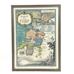 Lotte Roth alegorinis žemėlapis “Karte des Bücherlandes” mediniame rėme su stiklu 1,5×30,5×41,5 cm
