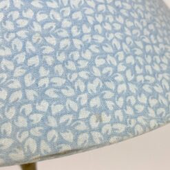 Žalvarinis stalinis šviestuvas žydros spalvos tekstilės gaubtu 27x27x39 cm