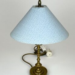 Žalvarinis stalinis šviestuvas žydros spalvos tekstilės gaubtu 27x27x39 cm