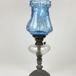 Žibalinė lempa alaviniu pagrindu ir mėlyno stiklo gaubtu 17x17x51 cm