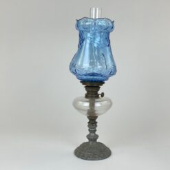 Žibalinė lempa alaviniu pagrindu ir mėlyno stiklo gaubtu 17x17x51 cm