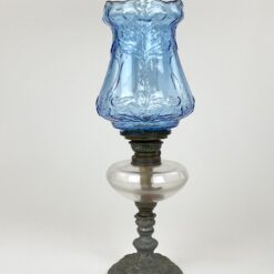 Žibalinė lempa alaviniu pagrindu ir mėlyno stiklo gaubtu 17x17x51 cm