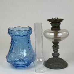 Žibalinė lempa alaviniu pagrindu ir mėlyno stiklo gaubtu 17x17x51 cm