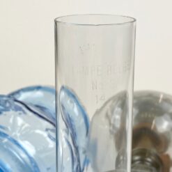 Žibalinė lempa alaviniu pagrindu ir mėlyno stiklo gaubtu 17x17x51 cm