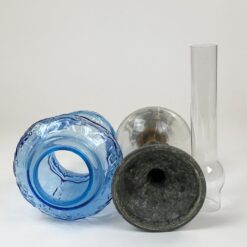 Žibalinė lempa alaviniu pagrindu ir mėlyno stiklo gaubtu 17x17x51 cm