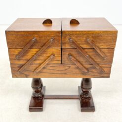 Art Deco ąžuolinė spintelė siuvimo reikmenims 26x45x44,5 cm