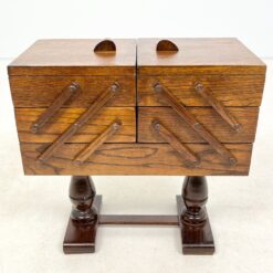 Art Deco ąžuolinė spintelė siuvimo reikmenims 26x45x44,5 cm