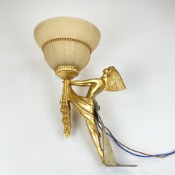 Sieninis šviestuvas su stikliniu gaubtu ir moters figūra 25x18x34 cm