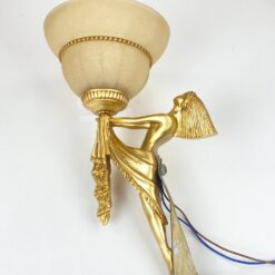 Sieninis šviestuvas su stikliniu gaubtu ir moters figūra 25x18x34 cm