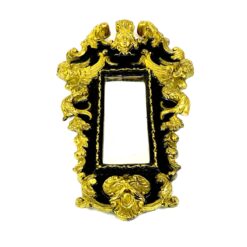 Siauras veidrodis juodame rėme su aukso spalvos ornamentais 5x32x58,5 cm