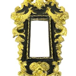 Siauras veidrodis juodame rėme su aukso spalvos ornamentais 5x32x58,5 cm