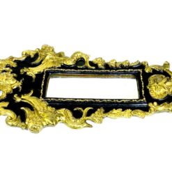 Siauras veidrodis juodame rėme su aukso spalvos ornamentais 5x32x58,5 cm