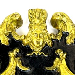 Siauras veidrodis juodame rėme su aukso spalvos ornamentais 5x32x58,5 cm