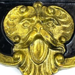Siauras veidrodis juodame rėme su aukso spalvos ornamentais 5x32x58,5 cm