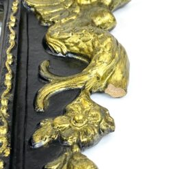 Siauras veidrodis juodame rėme su aukso spalvos ornamentais 5x32x58,5 cm