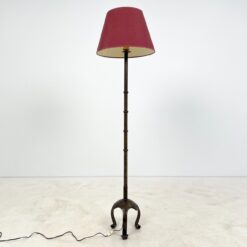 Metalinis pastatomas šviestuvas bordo spalvos tekstilės gaubtu 45x45x167 cm