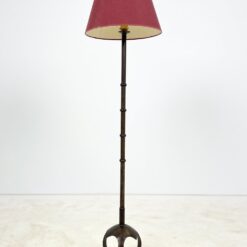 Metalinis pastatomas šviestuvas bordo spalvos tekstilės gaubtu 45x45x167 cm
