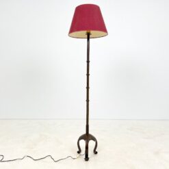 Metalinis pastatomas šviestuvas bordo spalvos tekstilės gaubtu 45x45x167 cm