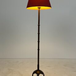 Metalinis pastatomas šviestuvas bordo spalvos tekstilės gaubtu 45x45x167 cm