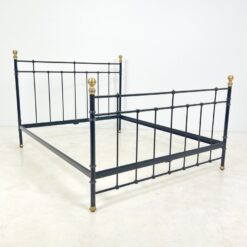 Metalinis juodos spalvos lovos rėmas su žalvario detalėmis 211x170x130 cm
