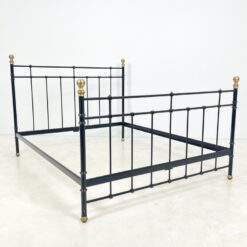 Metalinis juodos spalvos lovos rėmas su žalvario detalėmis 211x170x130 cm