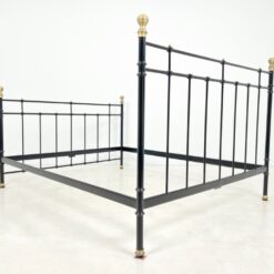 Metalinis juodos spalvos lovos rėmas su žalvario detalėmis 211x170x130 cm