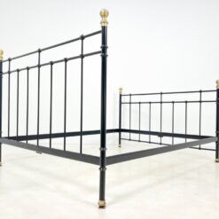 Metalinis juodos spalvos lovos rėmas su žalvario detalėmis 211x170x130 cm