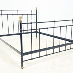 Metalinis juodos spalvos lovos rėmas su žalvario detalėmis 211x170x130 cm