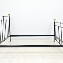 Metalinis juodos spalvos lovos rėmas su žalvario detalėmis 211x170x130 cm