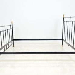 Metalinis juodos spalvos lovos rėmas su žalvario detalėmis 211x170x130 cm