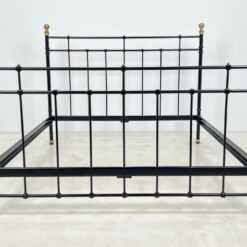 Metalinis juodos spalvos lovos rėmas su žalvario detalėmis 211x170x130 cm
