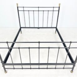 Metalinis juodos spalvos lovos rėmas su žalvario detalėmis 211x170x130 cm