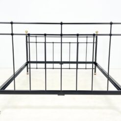 Metalinis juodos spalvos lovos rėmas su žalvario detalėmis 211x170x130 cm