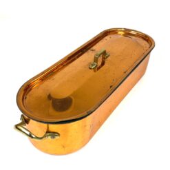 Variuoto metalo žuvies gaminimo indas su dangčiu ir žalvario rankenomis 17x51x13 cm