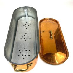 Variuoto metalo žuvies gaminimo indas su dangčiu ir žalvario rankenomis 17x51x13 cm