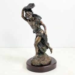 Ispaniška “Paor” bronzinė vyro statula ant medinio postamento 31x39x72 cm
