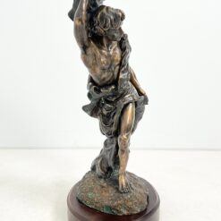Ispaniška “Paor” bronzinė vyro statula ant medinio postamento 31x39x72 cm