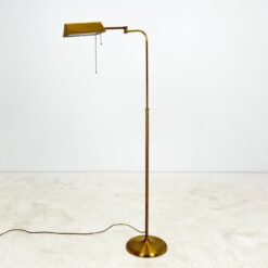 Žalvarinis pastatomas reguliuojamų aukščio ir kampo šviestuvas 30x74x110(+43) cm