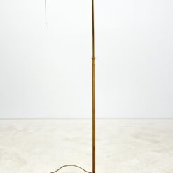 Žalvarinis pastatomas reguliuojamų aukščio ir kampo šviestuvas 30x74x110(+43) cm