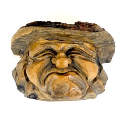 Sieninė pakabinama iš pušies medžio išskaptuota dekoracija - senyvo amžiaus žmogaus veidas 13x23,5x16,5 cm