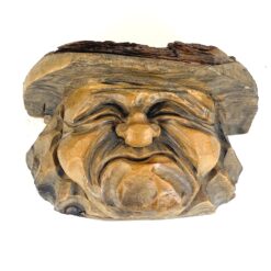 Sieninė pakabinama iš pušies medžio išskaptuota dekoracija – senyvo amžiaus žmogaus veidas 13×23,5×16,5 cm