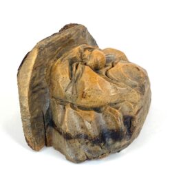 Sieninė pakabinama iš pušies medžio išskaptuota dekoracija – senyvo amžiaus žmogaus veidas 13×23,5×16,5 cm