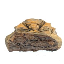 Sieninė pakabinama iš pušies medžio išskaptuota dekoracija – senyvo amžiaus žmogaus veidas 13×23,5×16,5 cm