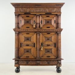 Ąžuolinė drožinėta XIX a. vid. komoda 68x166x215 cm